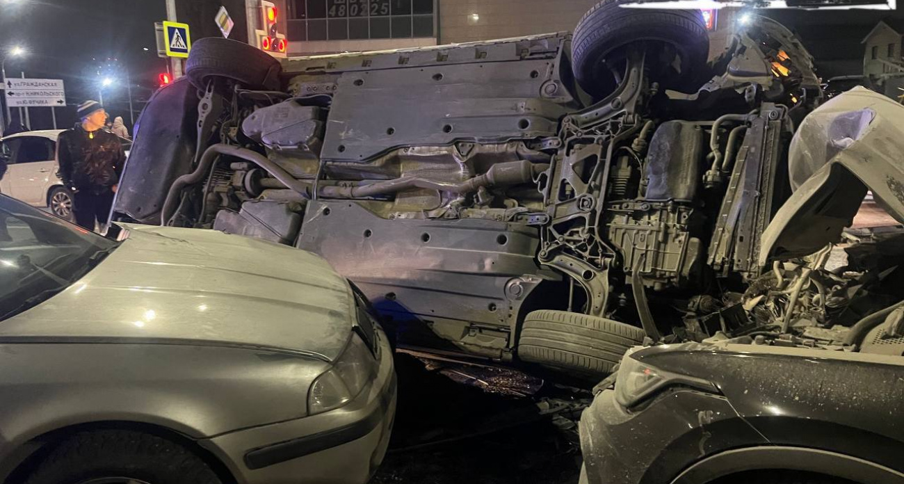 В Чебоксарах серьезное ДТП: столкнулись сразу несколько машин, одна опрокинулась