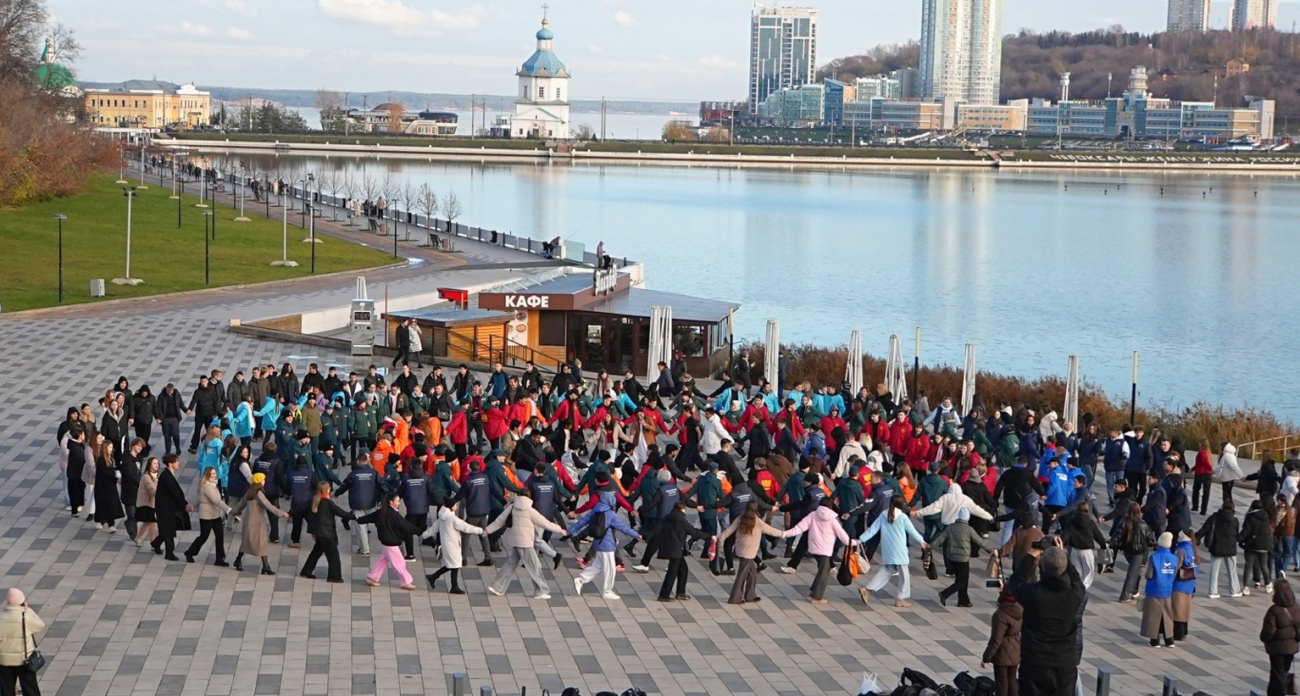 У монумента Матери прошел флешмоб "Хоровод дружбы народов", в который объединились более 400 студентов