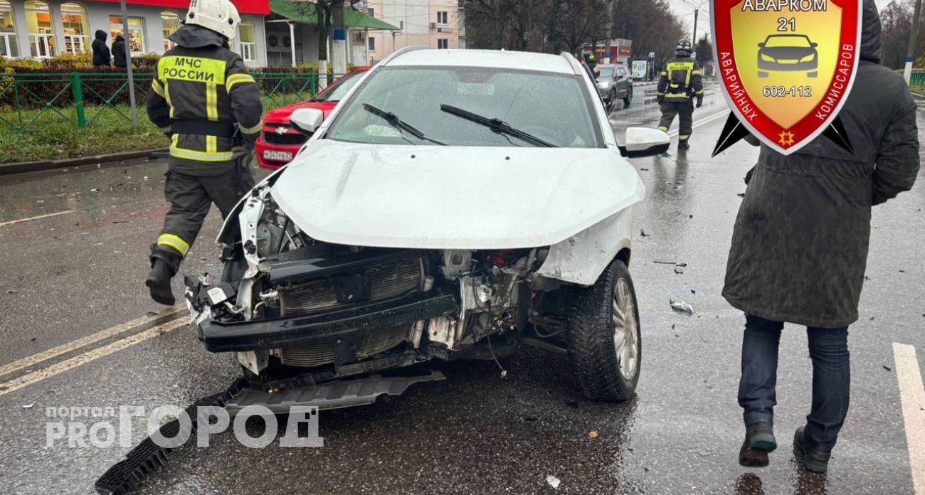 В Новочебоксарске столкнулись две "Лады": одного водителя отправили в больницу