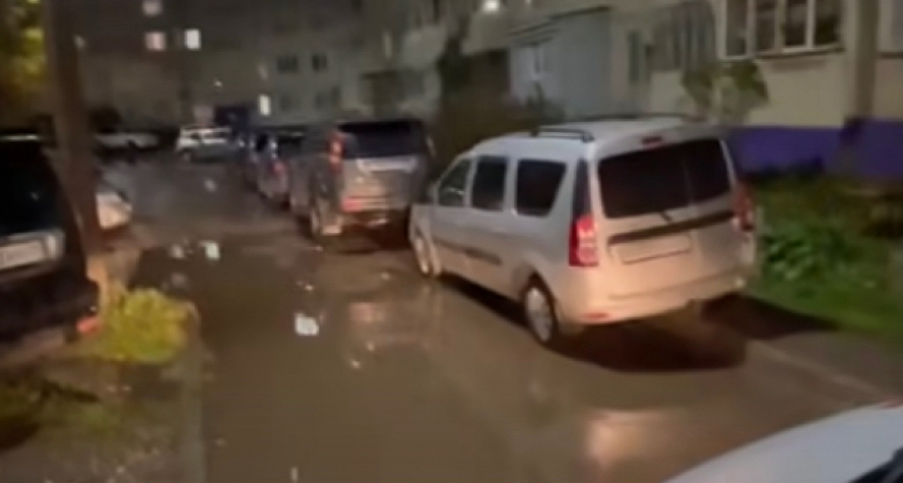 В Чебоксарах брошенные на тротуаре машины заблокировали проезд скорой помощи