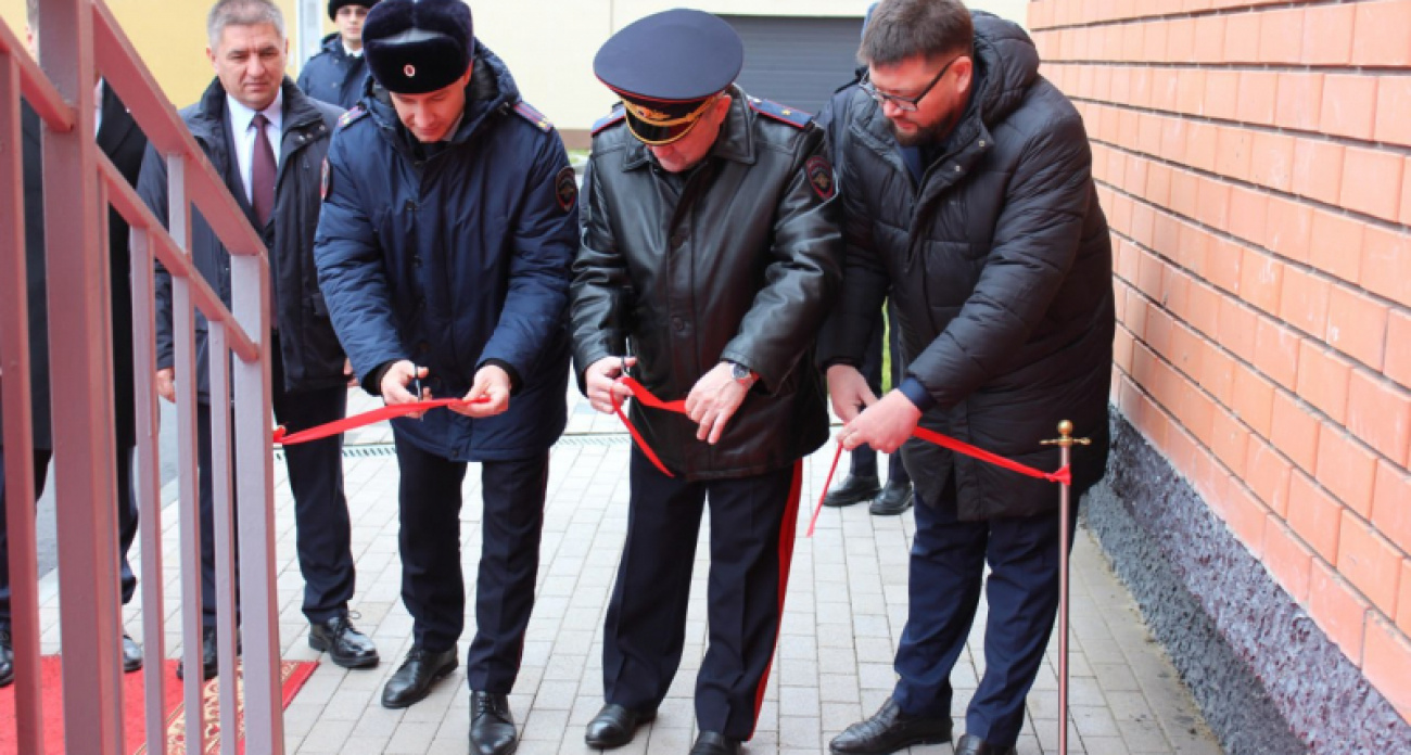 В микрорайоне Чебоксар открыли участковый пункт полиции разрезанием красной ленточки