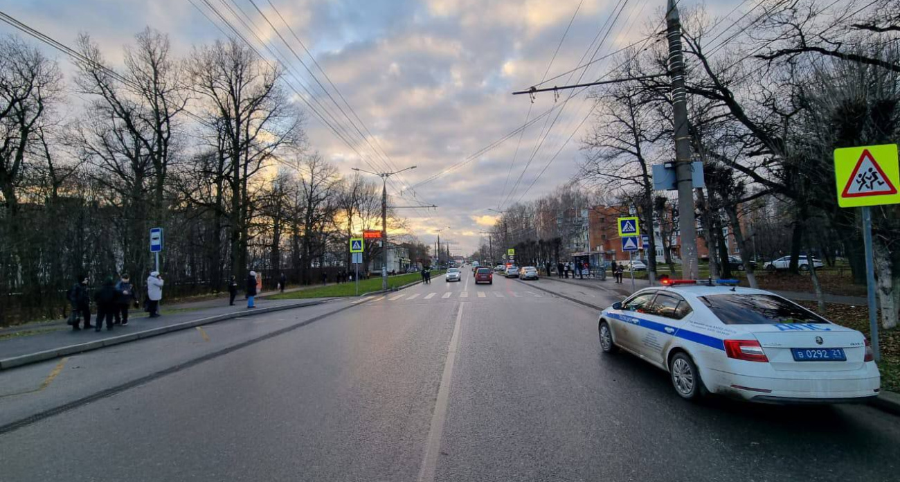 На улице Ашмарина в Чебоксарах сбили подростка: от удара отбросило об другую машину