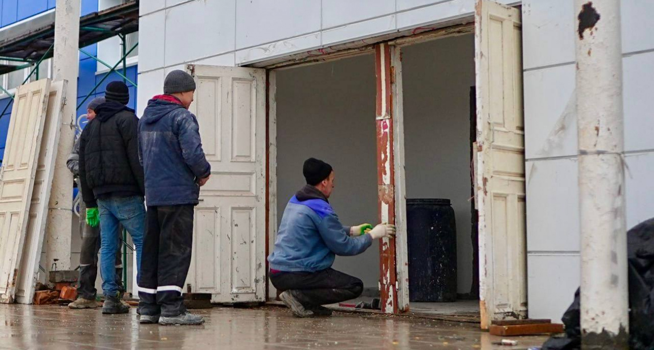 В чебоксарской школе увеличили число рабочих для ускорения ремонта