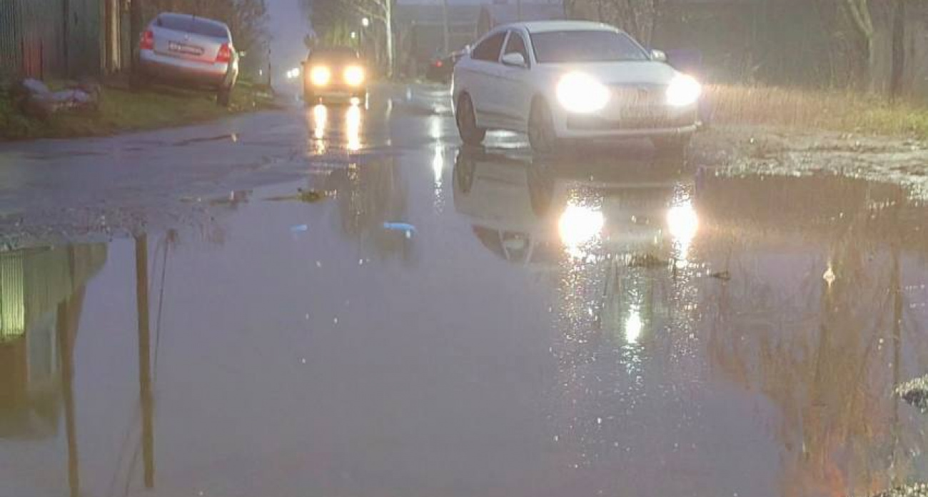 Житель пожаловался чиновникам на подтопление улицы в Чебоксарах, и те выехали посмотреть