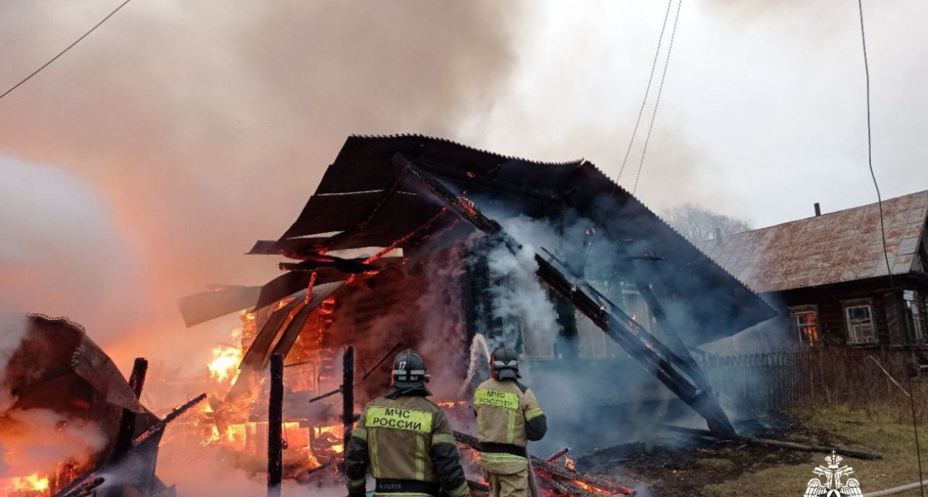В Алатырском районе пламя едва не оставило без дома сразу две семьи