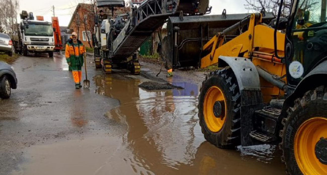 Дорожники выехали на подтопленную улицу в Чебоксарах, чтобы разобраться с проблемой
