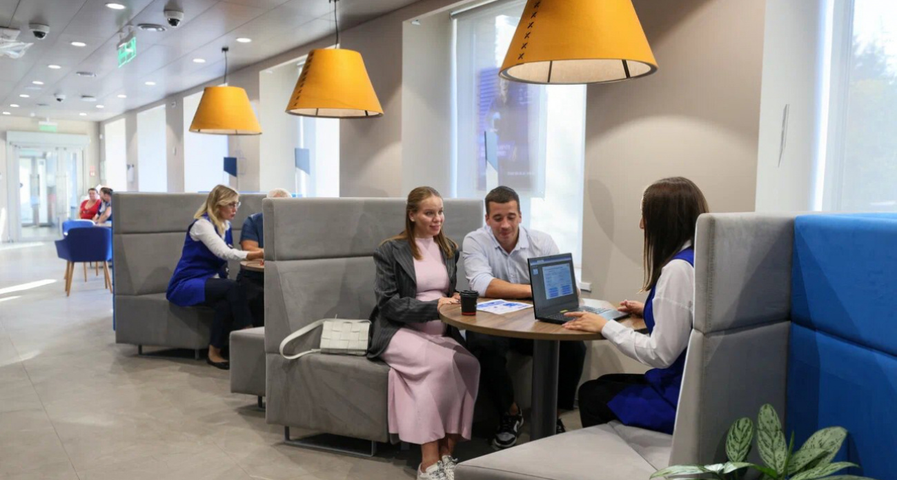 ВТБ выяснил, сколько свободных денег россияне хранят на карте 