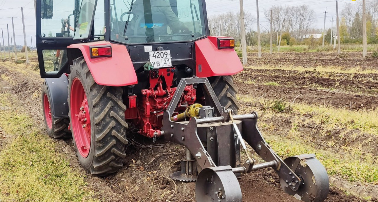 В Чувашии испытали универсальный подрезчик корней хмеля