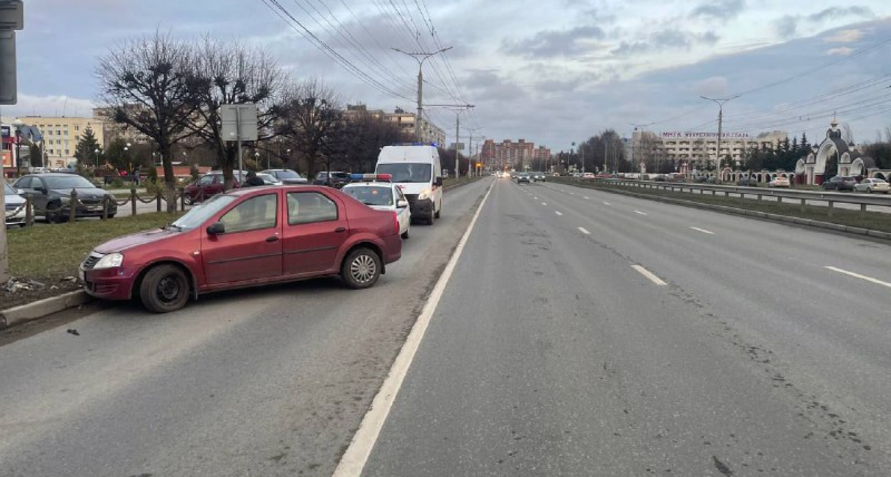 В Чебоксарах Renault Logan въехал в столб: водителю могло стать плохо