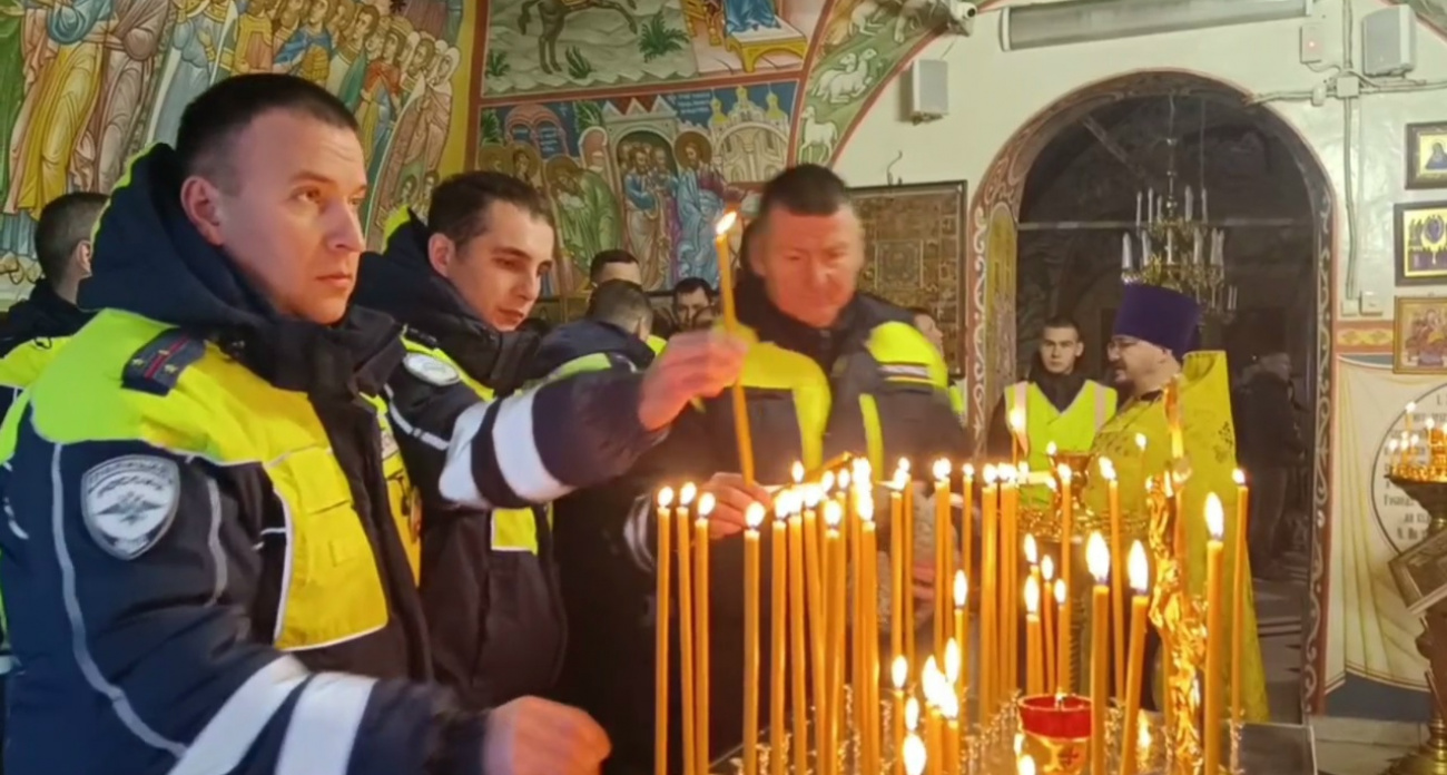 Сотрудники ГАИ зажгли свечи в память о погибших в ДТП