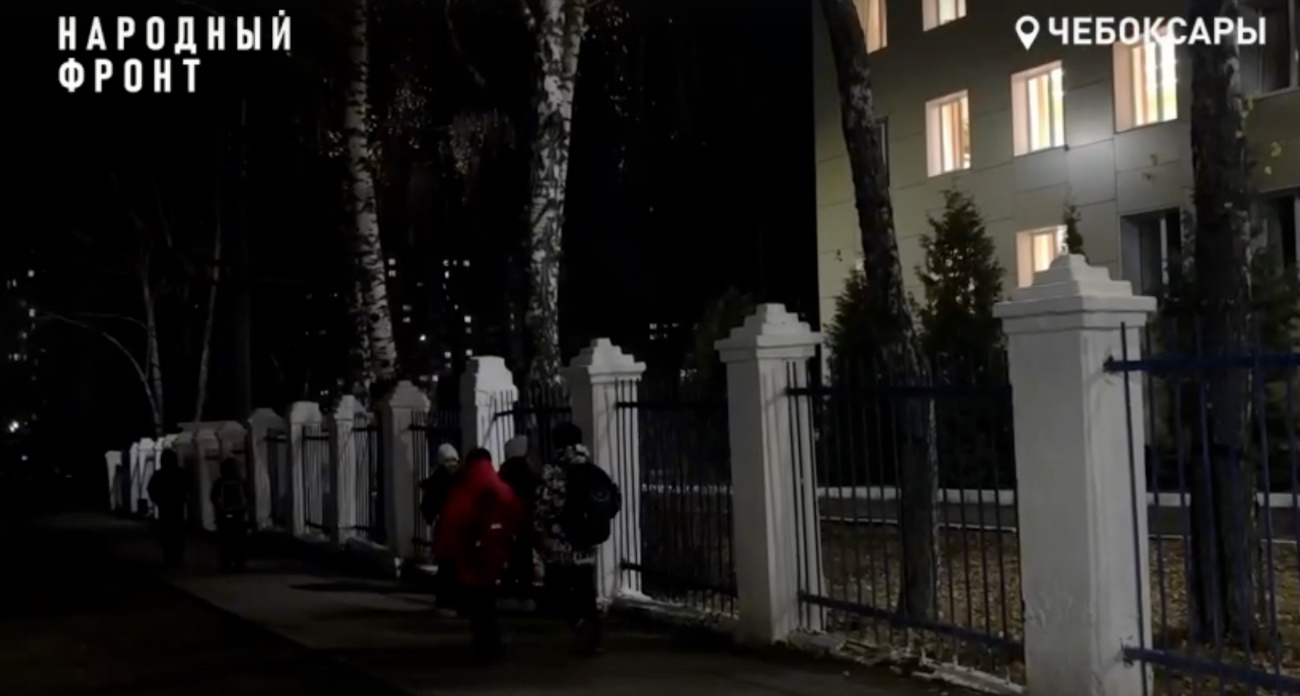 Ученики чебоксарской школы вынуждены возвращаться домой в кромешной тьме