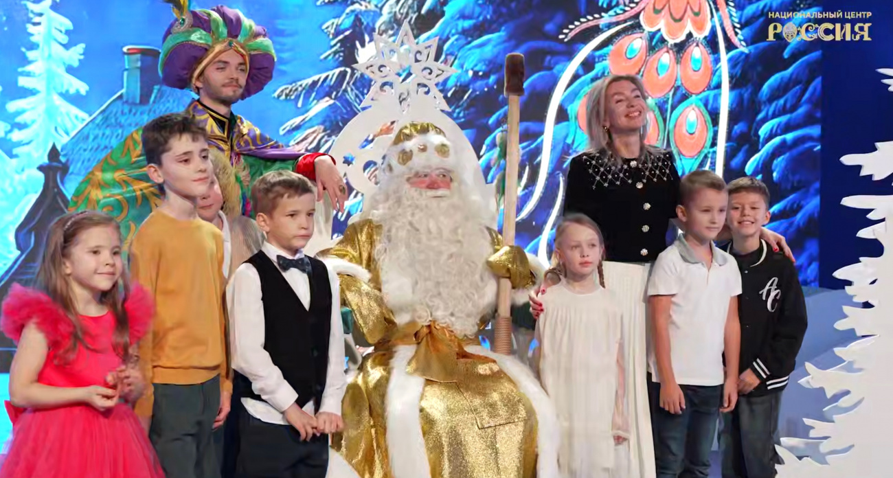 Хель Мучи открыл фестиваль Дедов Морозов в Москве и поздравил детей с наступающим Новым годом
