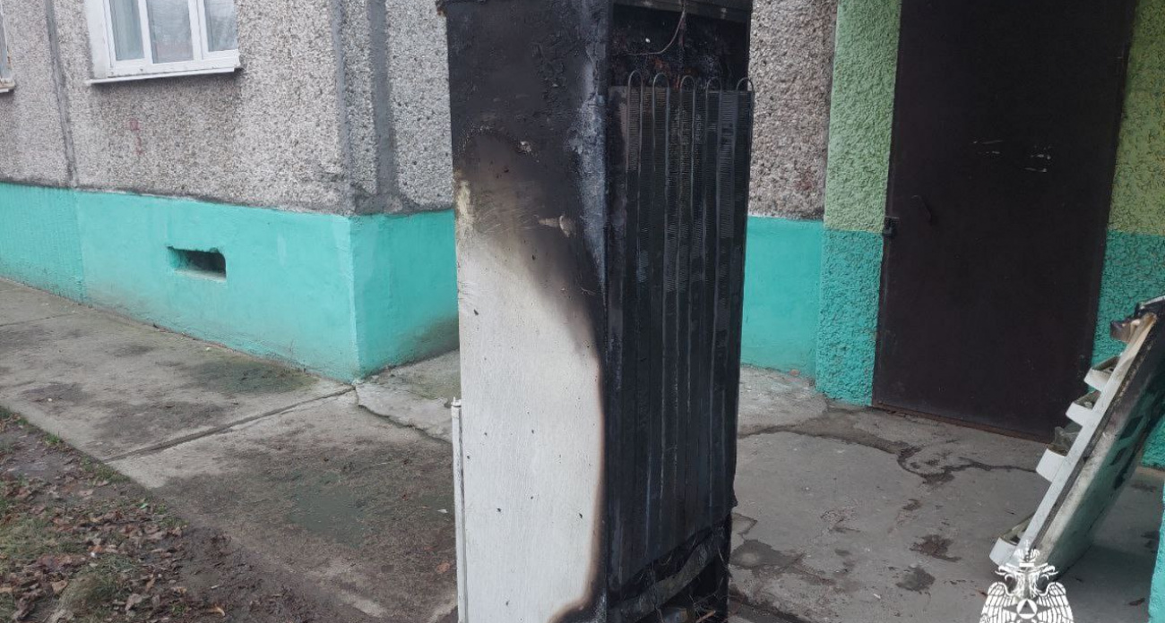 В Чебоксарах загоревшийся холодильник спалил квартиру: хозяйку и ее соседей пришлось эвакуировать