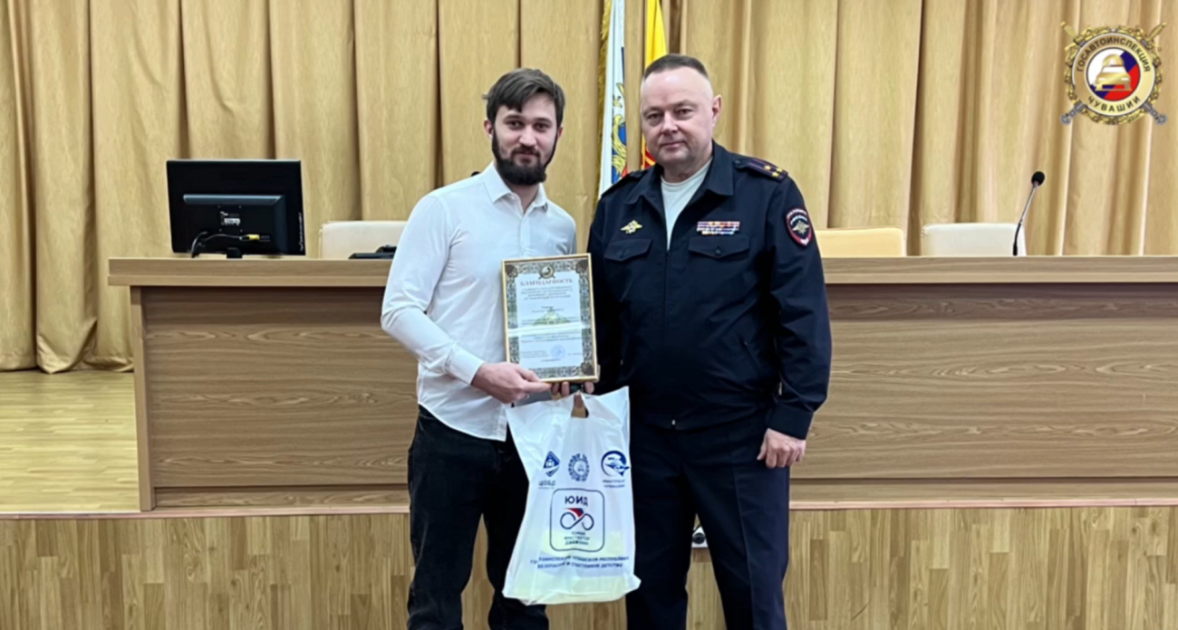 Руководитель ГАИ Чувашии лично поблагодарил водителя, который помог задержать нарушителя ценой своей машины