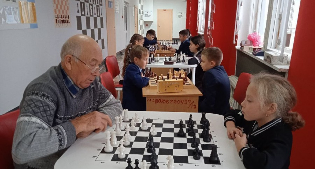 Пенсионер из Аликовского района нашел свое призвание в обучении детей шахматам