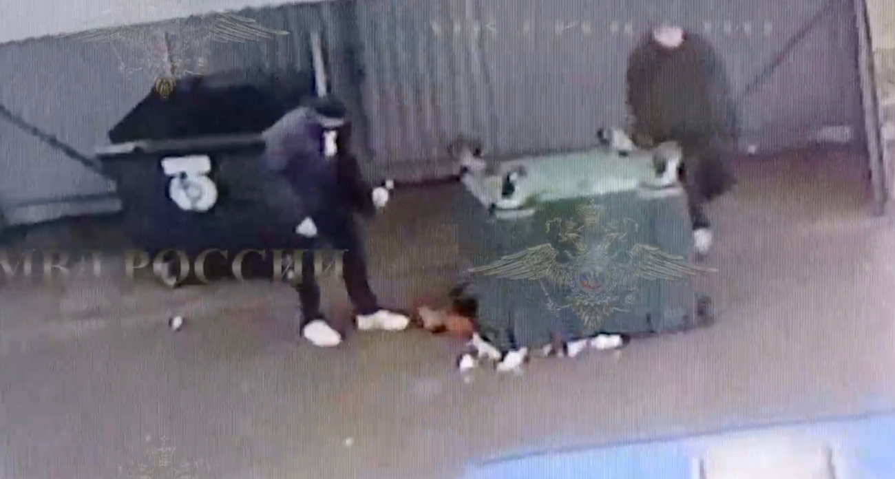 Новочебоксарец избил мужчину и перевернул на него контейнер с мусором