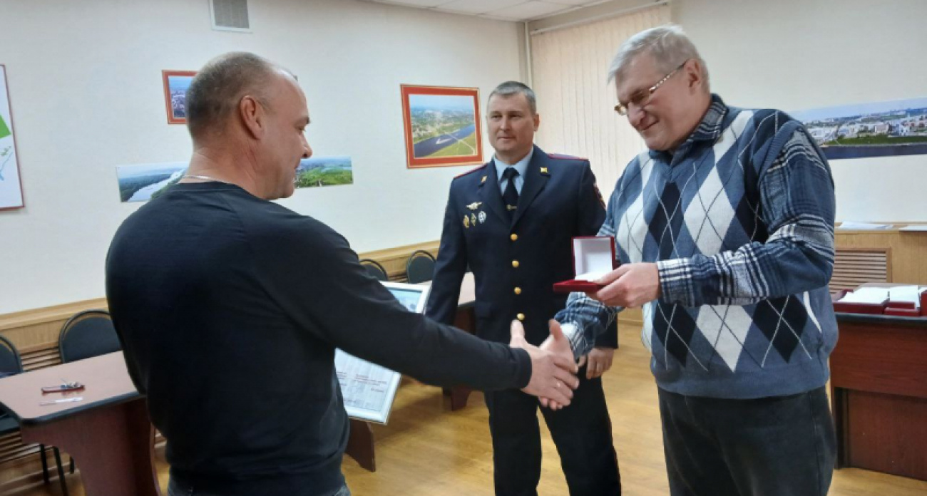 Таксист помог задержать преступников и спас пенсионера из Чувашии от потери полумиллиона рублей