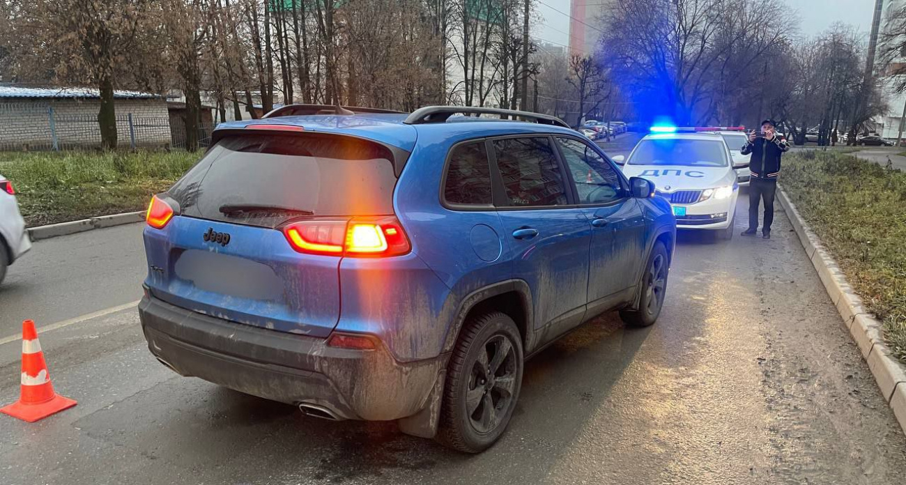 В Чебоксарах синий Jeep Cherokee сбил 15-летнюю девочку