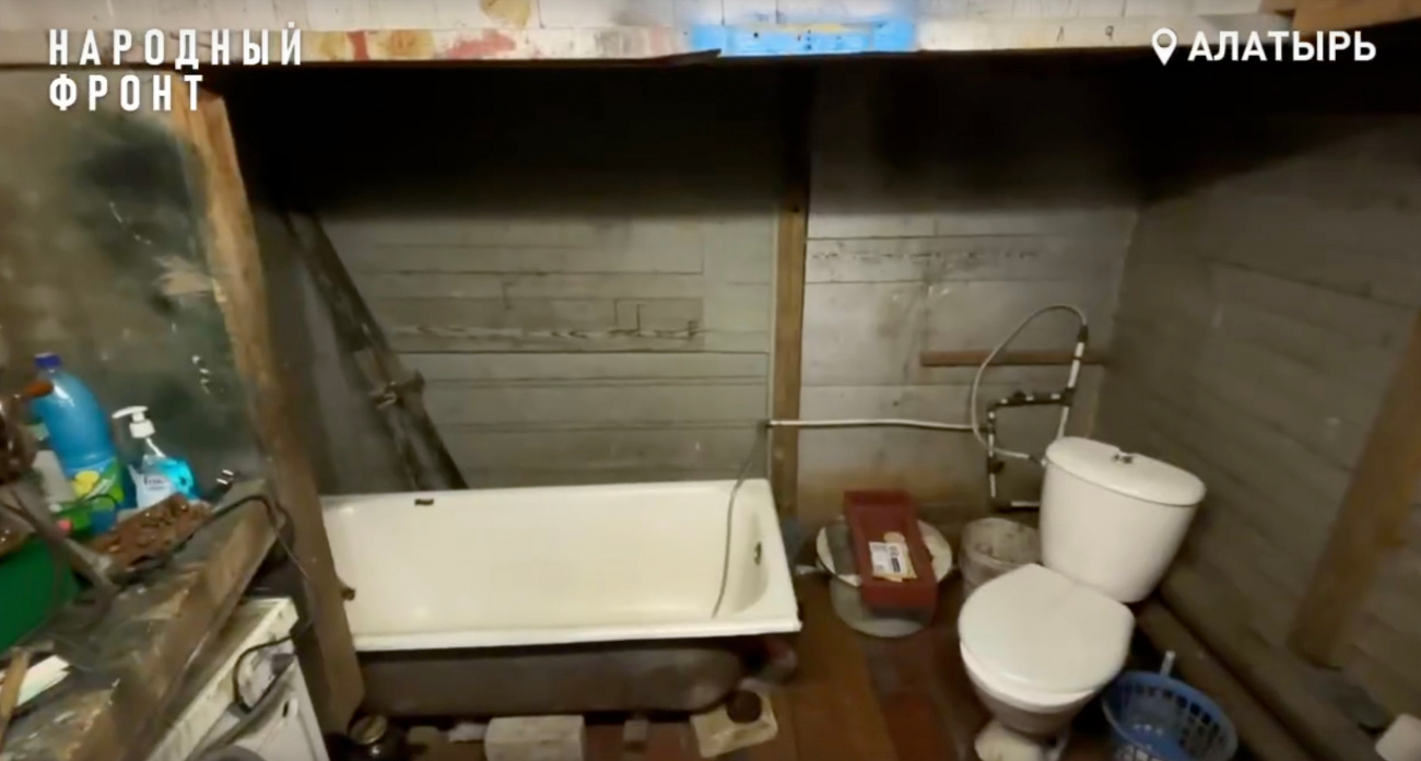 Жильцы разваливающихся домов в Алатыре показали, в каких страшных условиях приходится жить