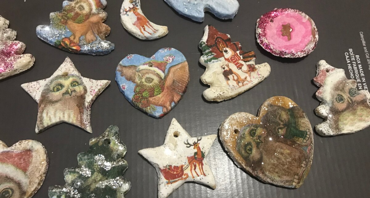 Делаю шикарные новогодние игрушки на елку из муки и салфеток за 1 рубль: справится даже ребенок