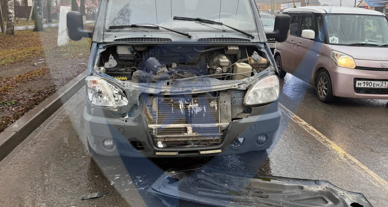 В Чебоксарах пьяная женщина-водитель после столкновения с грузовой "Газелью" уехала с места ДТП