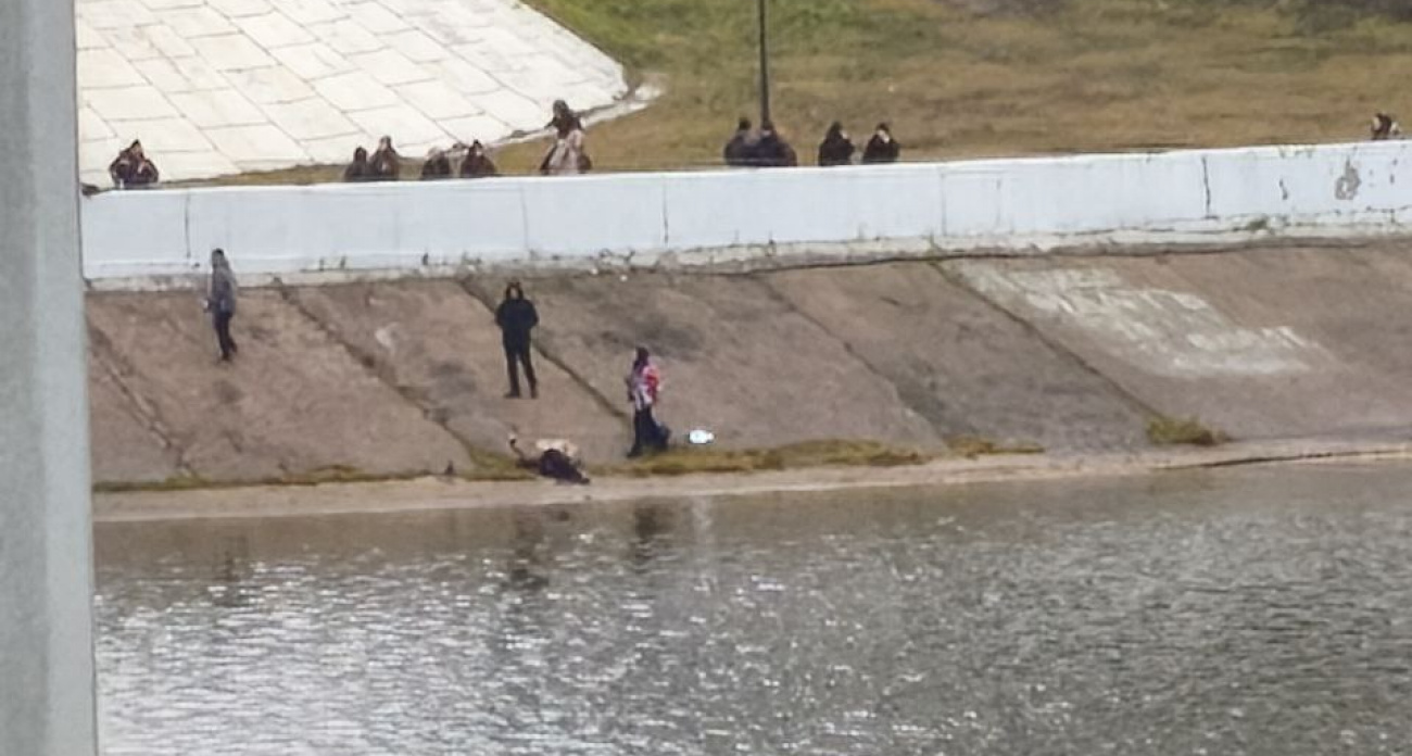 На берегу в центре Чебоксар обнаружили тело человека