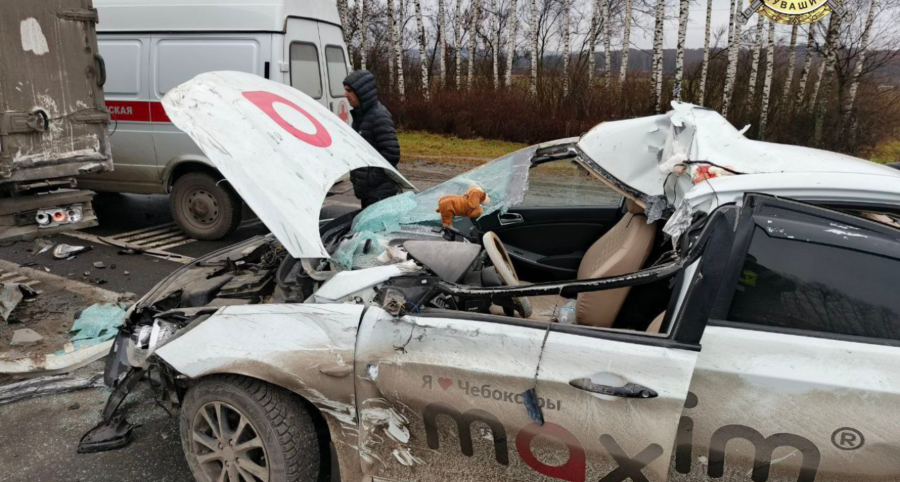 В Чувашии на М-7 машина такси столкнулась с китайским грузовиком