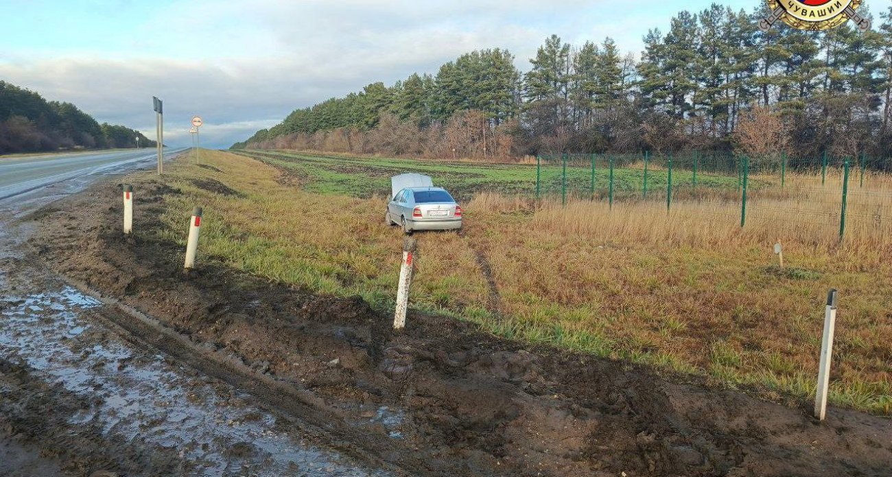 В Чувашии на перекрестке столкнулись две машины: одна вылетела с дороги