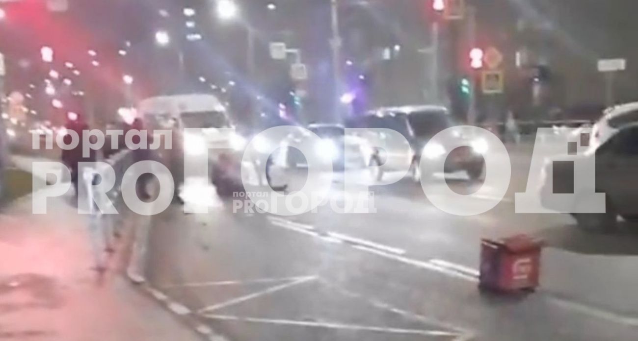 В Чебоксарах "Приора" сбила курьера доставки