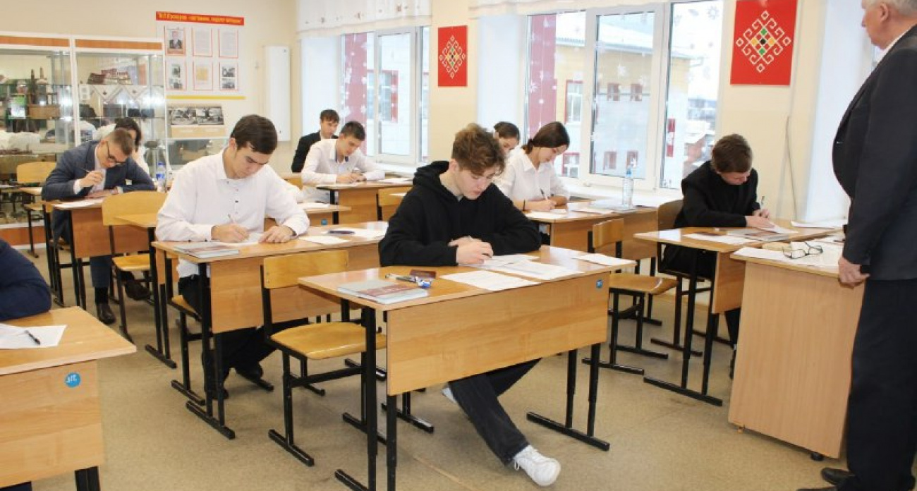 Почти пять тысяч выпускников школ Чувашии пишут важное сочинение, без которого не допустят к ЕГЭ