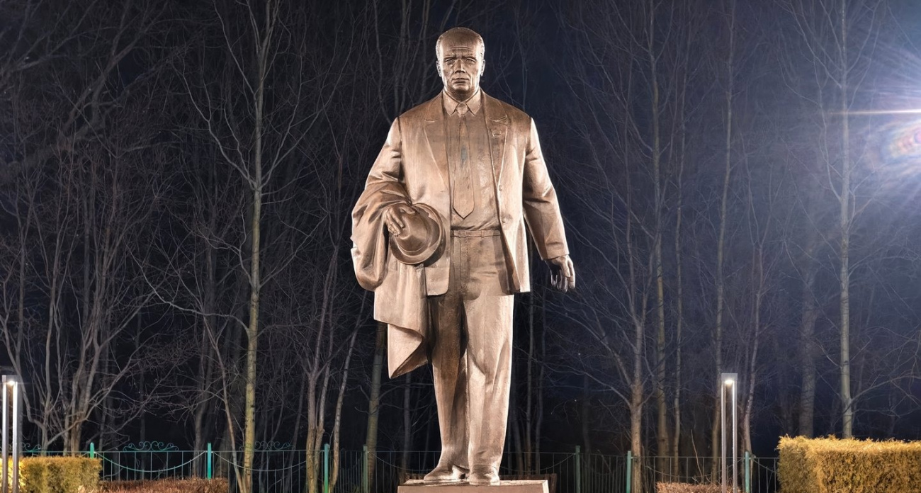 В чебоксарском сквере поставили бронзовый трехметровый памятник чиновнику