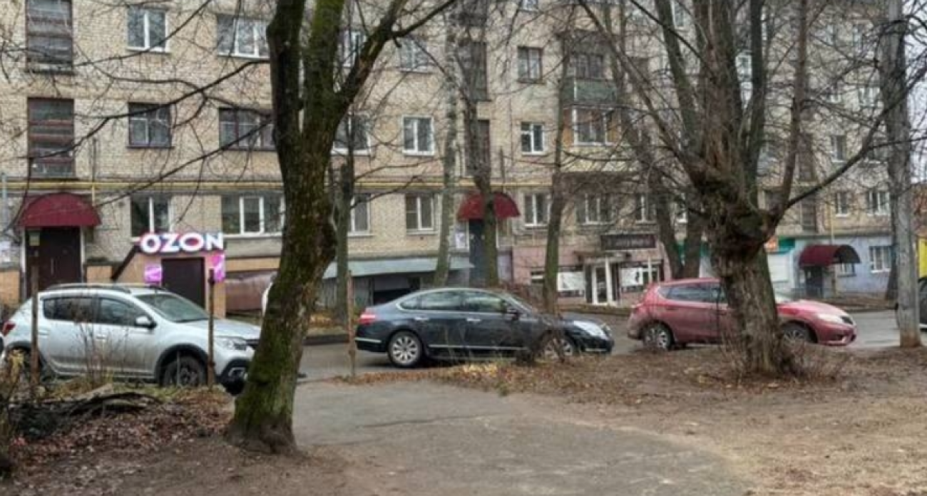 В Чебоксарах убрали десятки мусорных мешков, которые стояли так долго, что их стали потрошить вороны