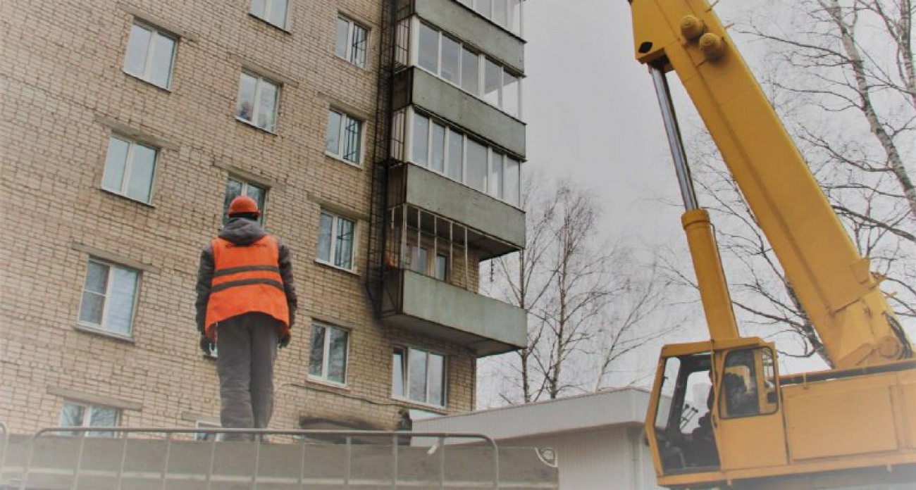 В Чебоксарах продолжают ремонт дома после атаки БПЛА, организовали ежедневное дежурство