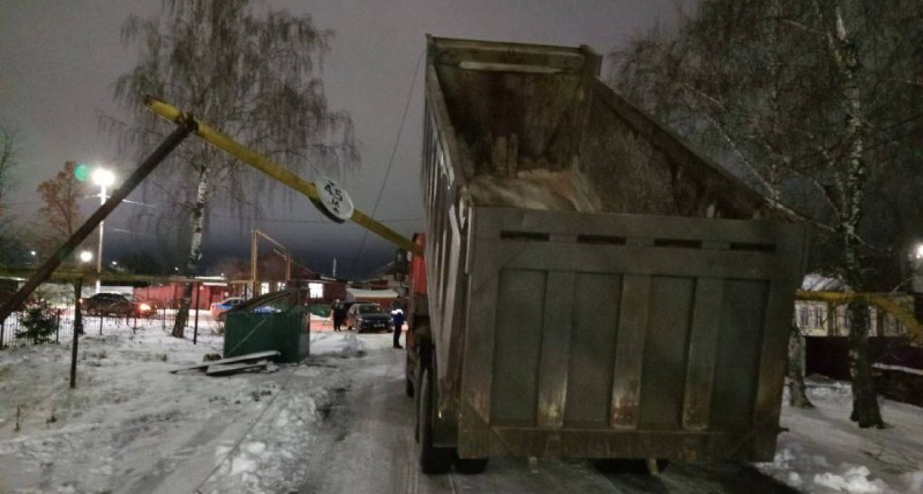 В Порецком водитель грузовика оставил почти сотню домов без газоснабжения