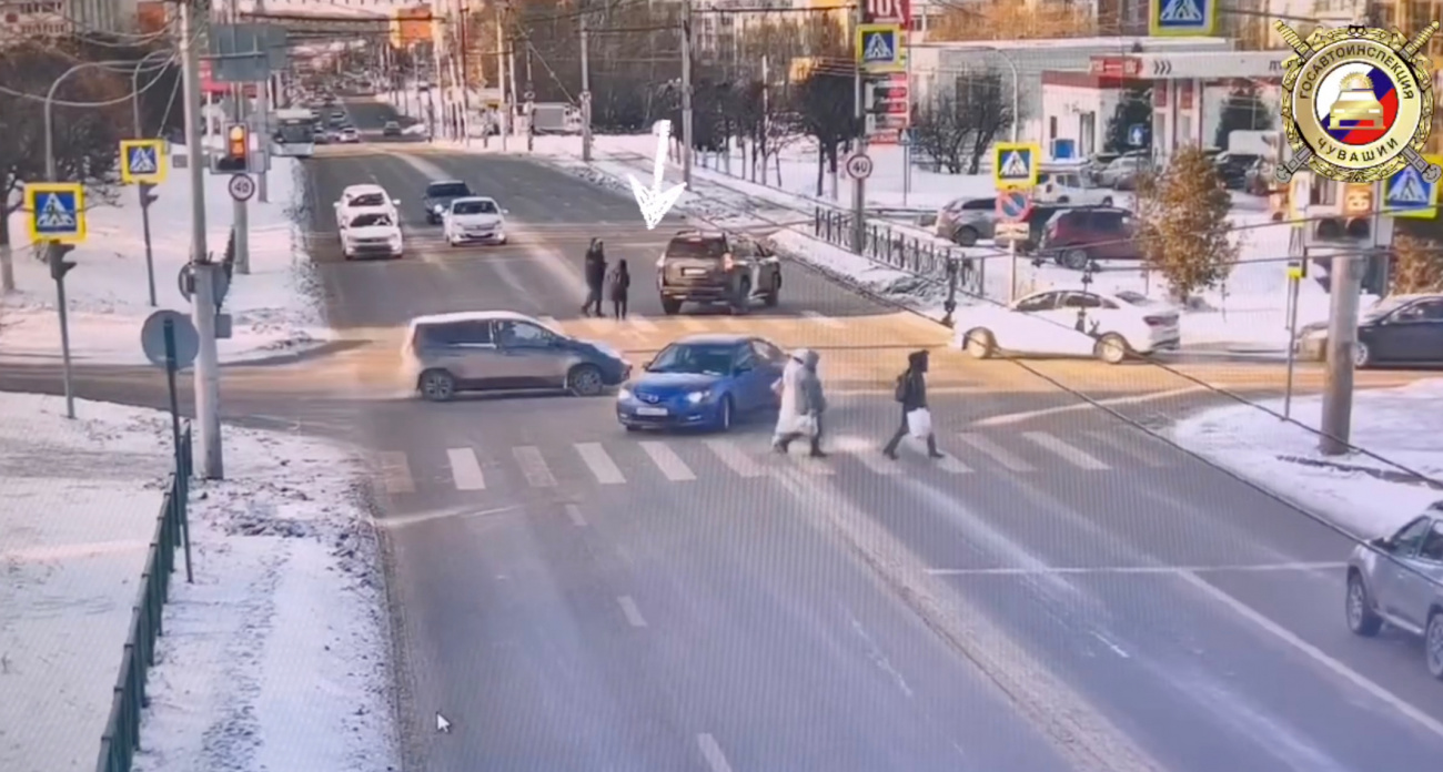 В Чебоксарах машина наехала на женщину, которая шла на зеленый для пешеходов