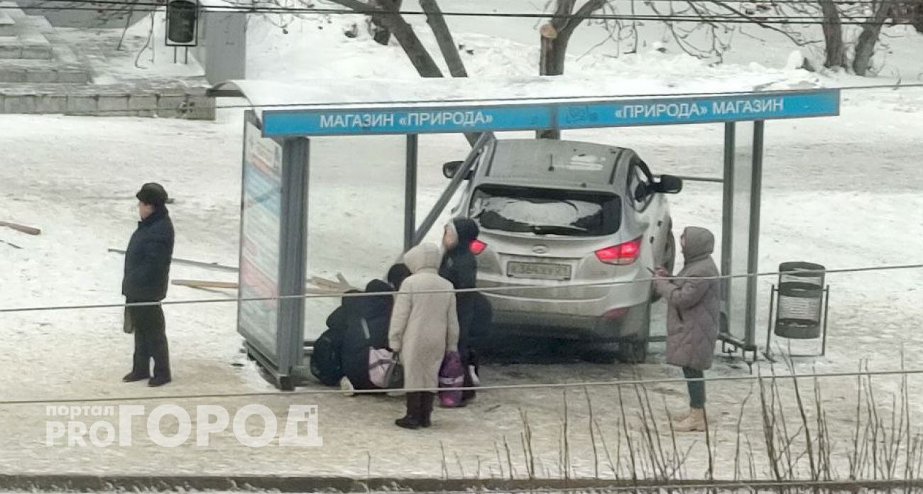 В Чебоксарах машина вылетела с дороги в остановку с людьми