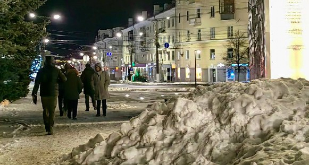 Рано утром чиновники вышли на улицы Чебоксар, чтобы проверить, как убирают снег и лед