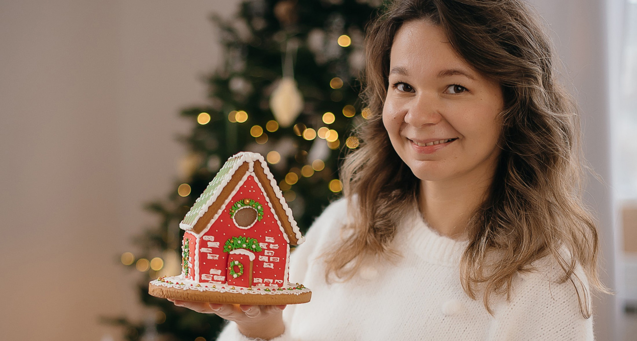 Бывший мостостроитель печет кружевные новогодние пряники: "Раньше их дарили как оберег"