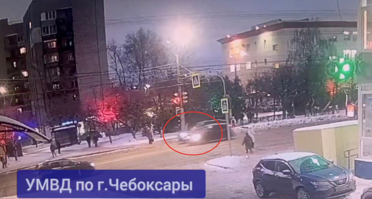 В Чебоксарах на перекрестке с неработающим светофором Lada Kalina сбила пенсионерку