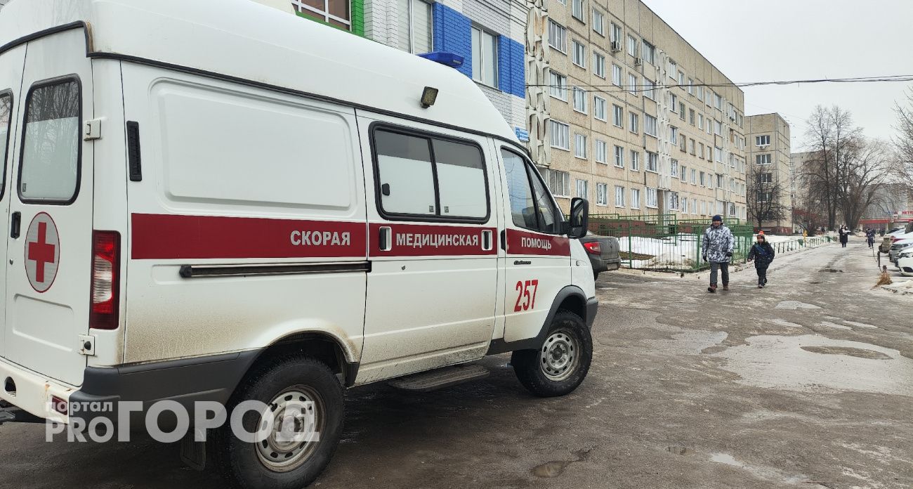 В Чебоксарах мужчина с ножом набросился на медиков скорой помощи, которые приехали его спасать