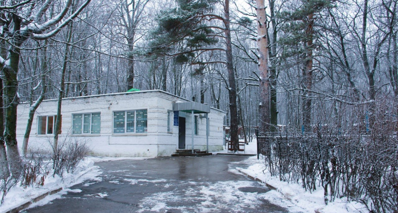 На остановке в Чебоксарах появилась теплая зона ожидания с туалетом и новогодней елкой