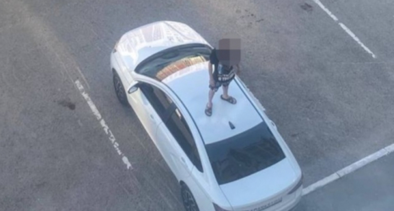 В Чебоксарах конфликт в общедомовом чате перерос в драку и порчу автомобиля