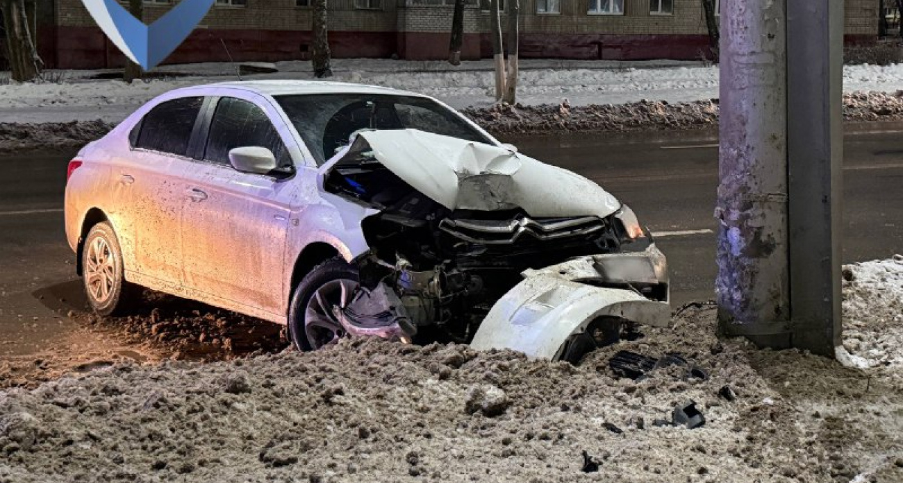 В Чебоксарах пьяный водитель врезался в столб: “Меня подрезали”