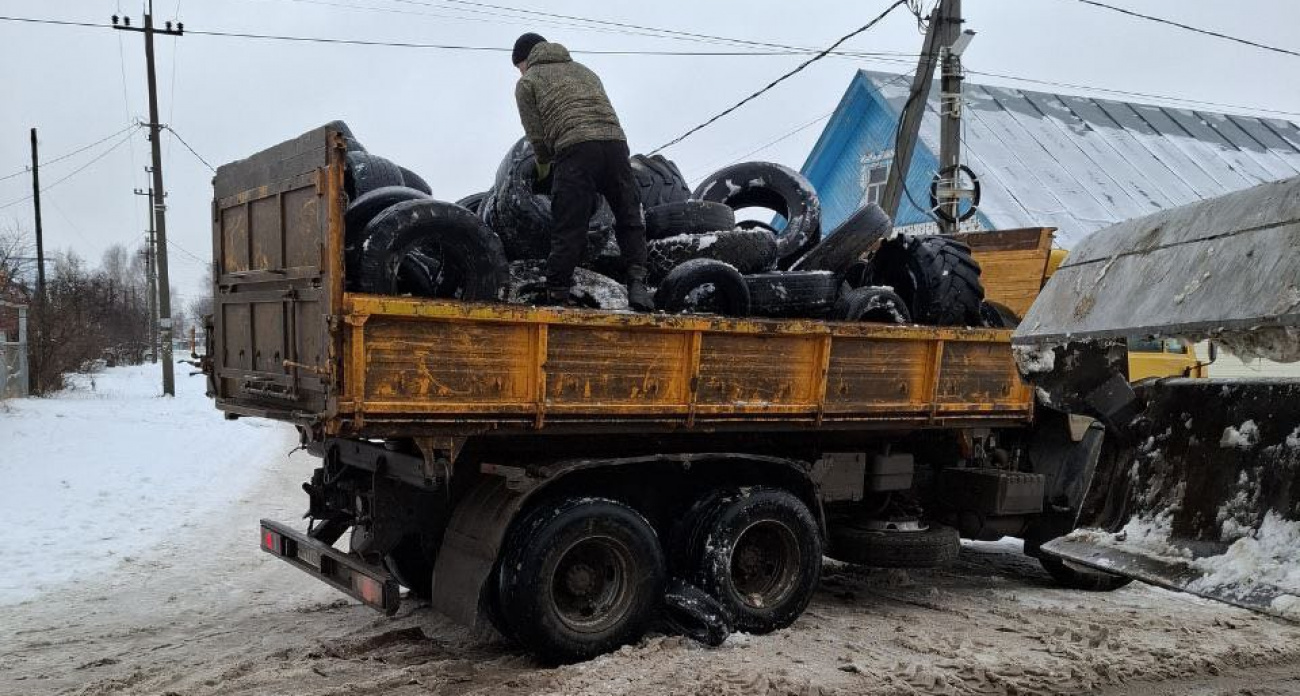 Из частного сектора Чебоксар вывезли два КаМАЗа старых шин после жалоб жителей