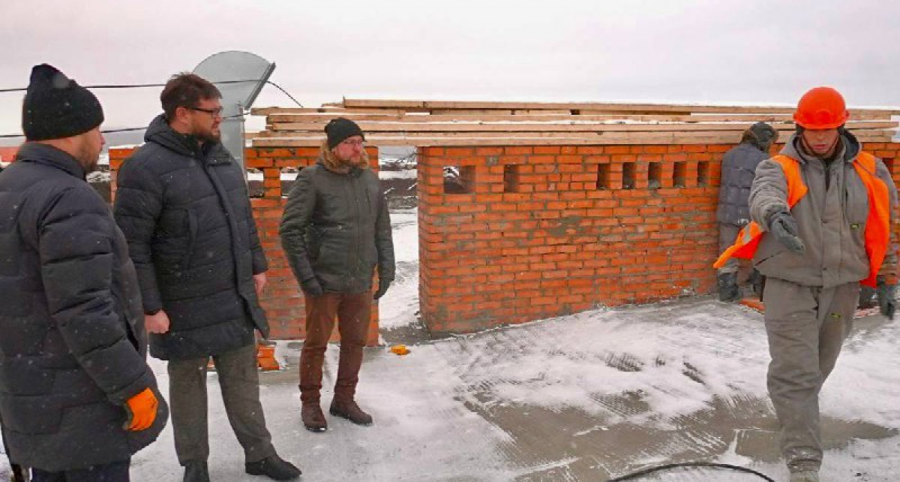 В Чебоксарах завершают ремонт кровли домов, пострадавших во время атаки БПЛА