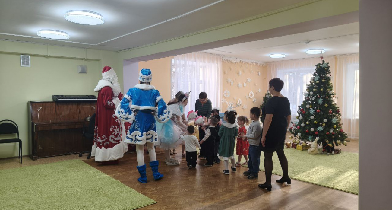 Малыши из Дома ребенка получили новогодние подарки