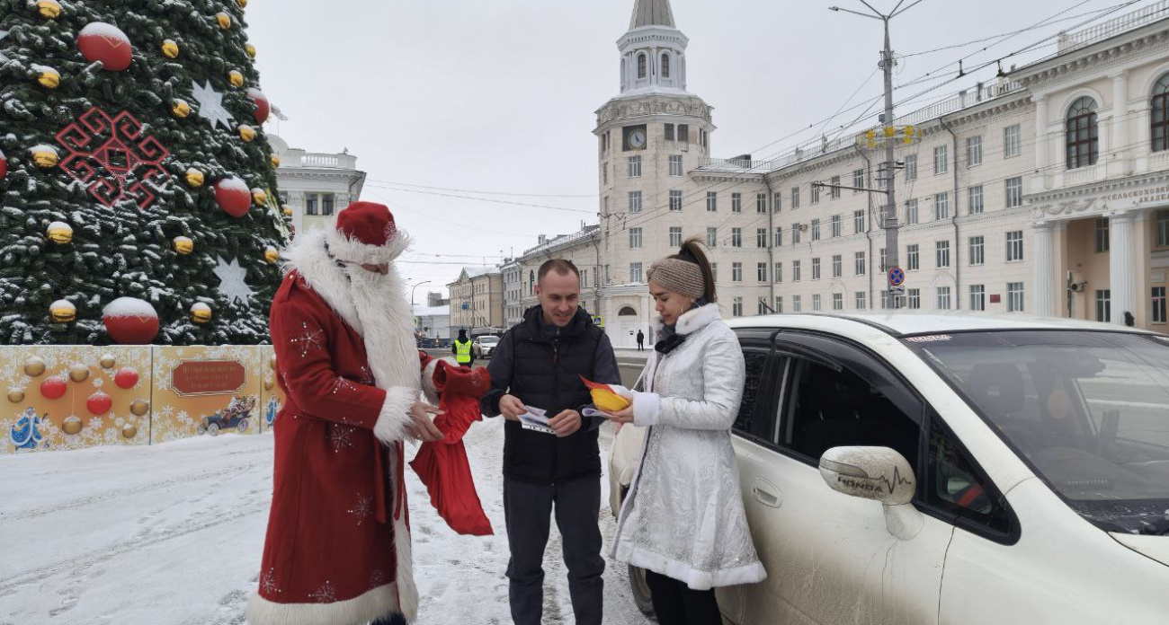 На площади Республики водителей встречал «Полицейский Дед Мороз»