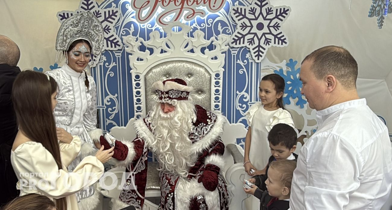 Чебоксарцы толпами идут в гости к Деду Морозу: "Стишки рассказывают даже бабушки и туристы" 