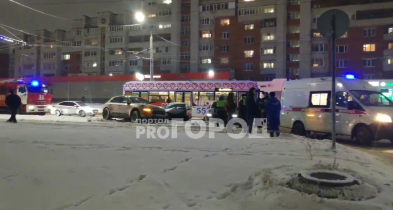 В Чебоксарах столкнулись сразу несколько легковых авто