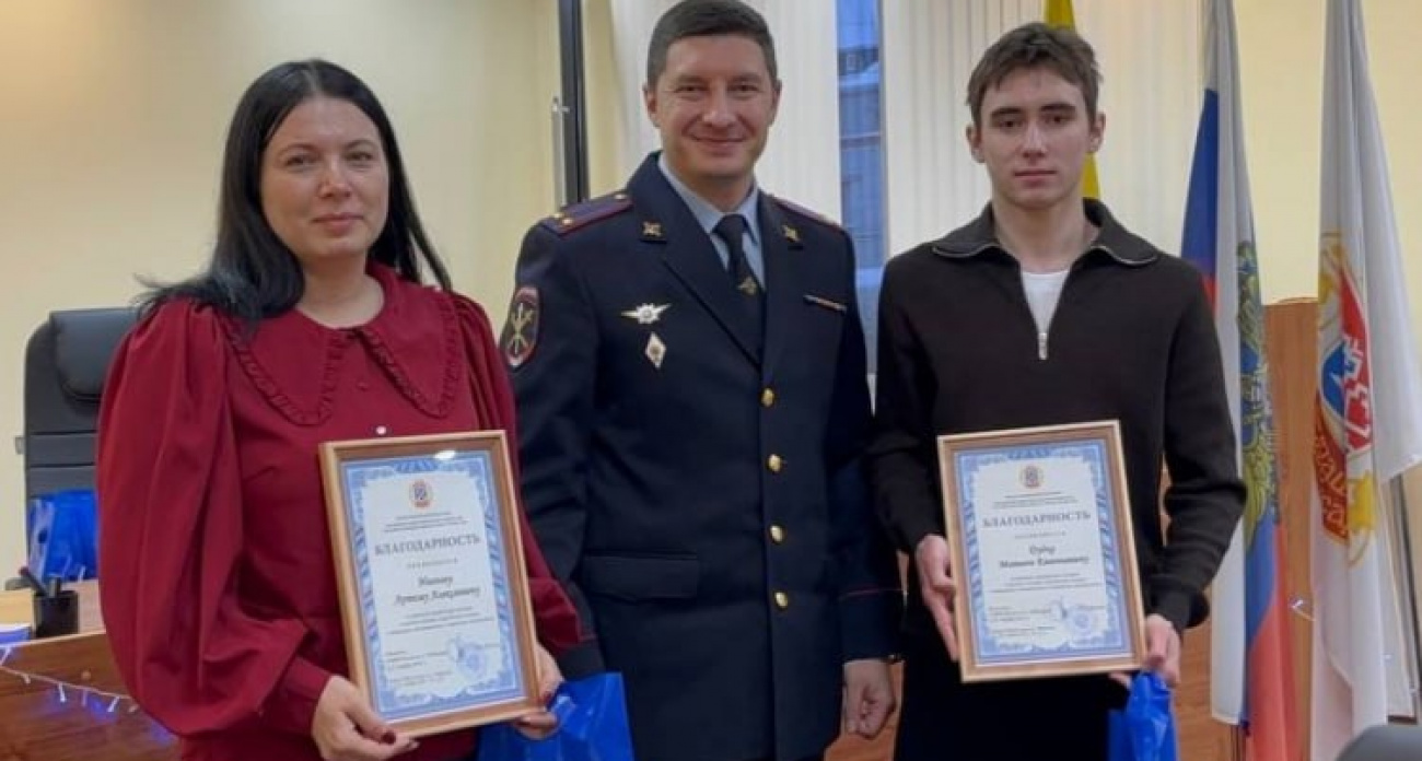 Полицейские поблагодарили подростков, которые залезли по трубе в квартиру и спасли жительницу Сосновки от грабителя